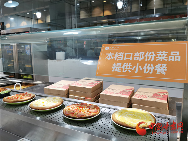 西北师范大学西苑餐厅的打菜档口“半份菜”