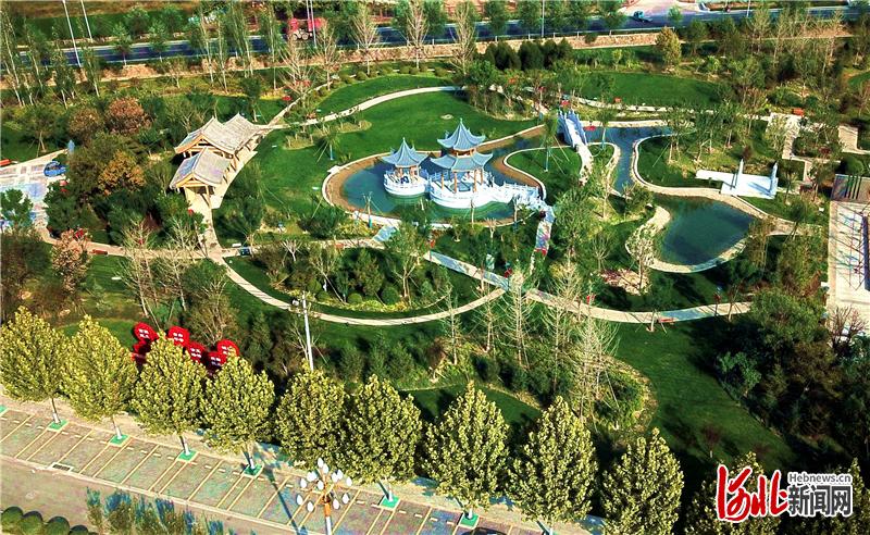 高碑店市城区人均绿地面积超过10平方米,这是航拍下的紫泉公园。通讯员时爱民摄