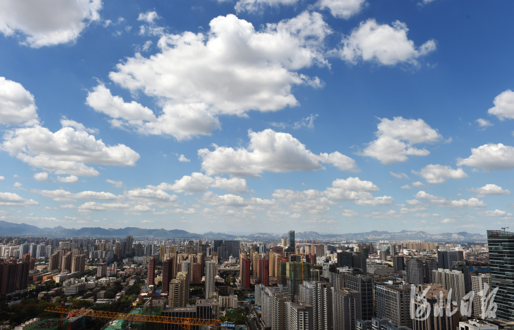 2020年9月11日，河北省石家庄市天气晴好，记者登上位于建设大街的高166.8米的新合作大厦楼顶平台，极目远眺，美丽的天空和鳞次栉比的城市高楼，构成了一幅幅优美的城市风景画。