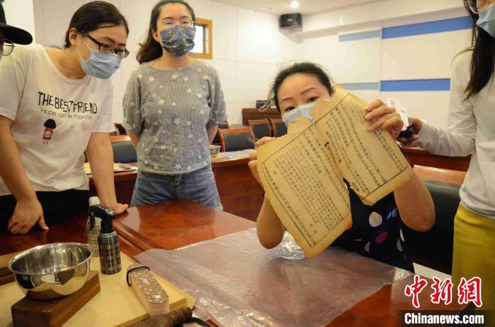 山东省图书馆古籍修复师现场展示妙手“医术”