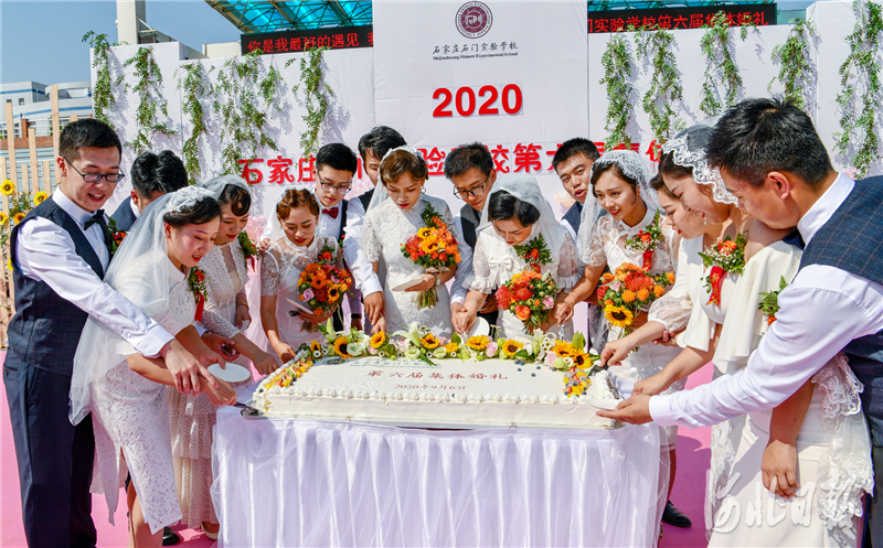 新婚夫妇共同切蛋糕，纪念这一幸福的时刻。