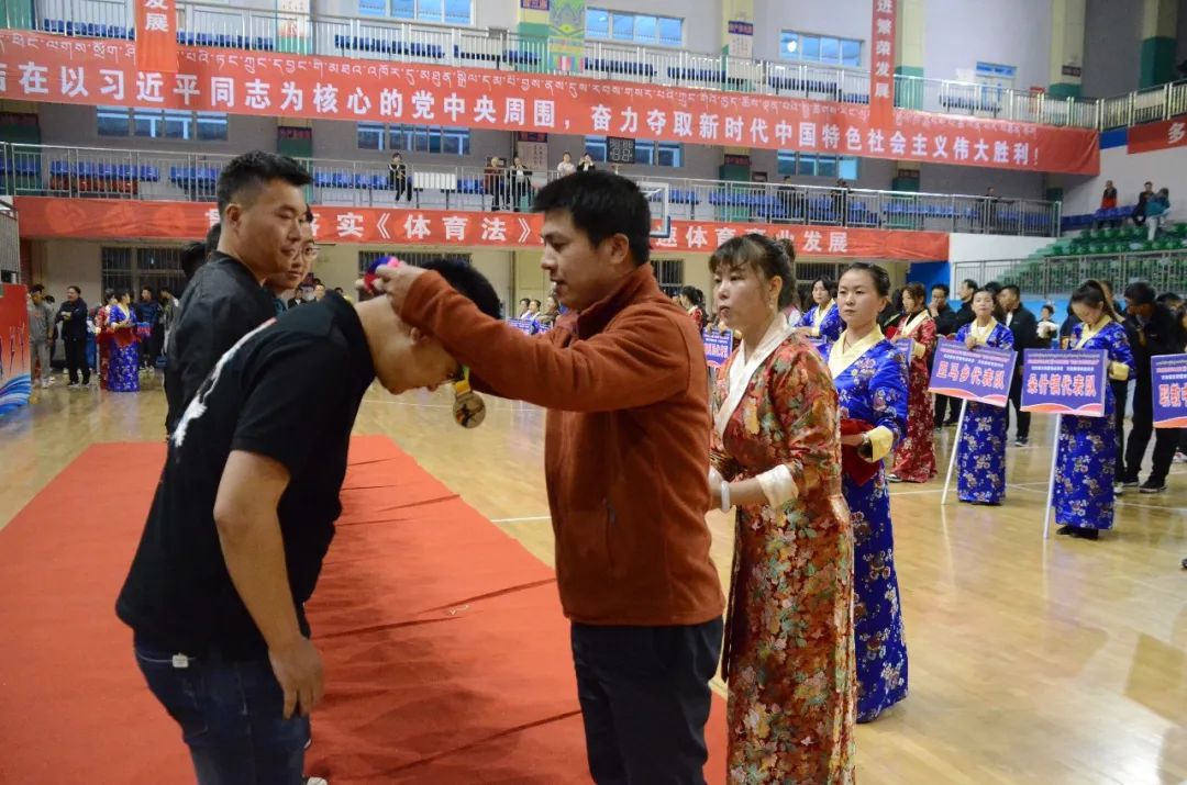 图|县政府副县长雷光普同志为获奖运动员颁奖
