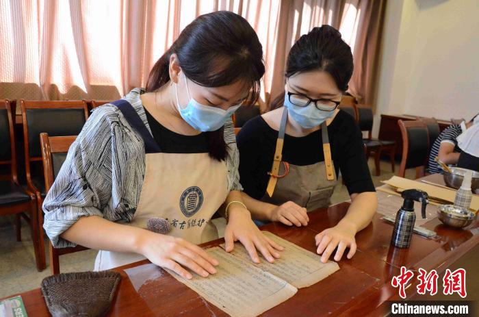 市民在练习古籍修复。 孙婷婷 摄