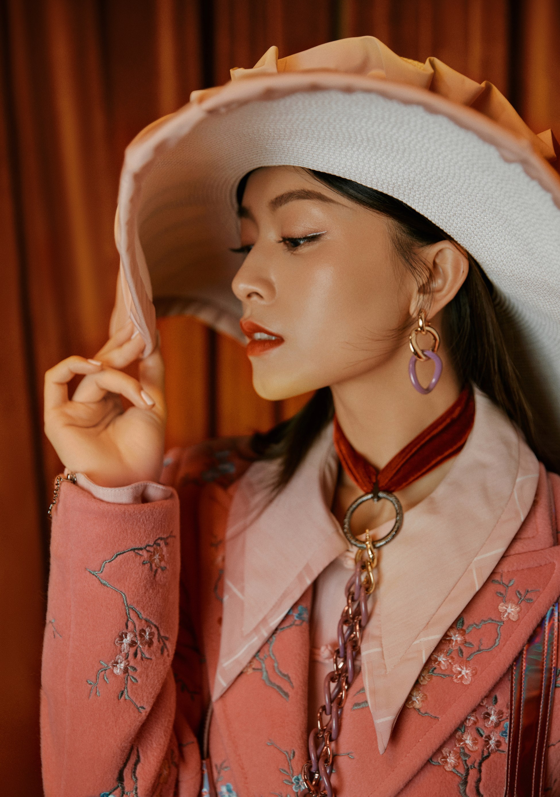 文咏珊复古时尚大片曝光 演绎初秋精致摩登风