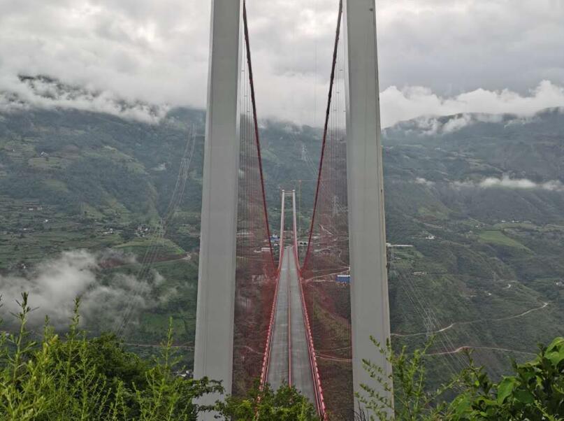 “飞虹”跨越金沙江 世界最大跨径山区悬索桥湖北造
