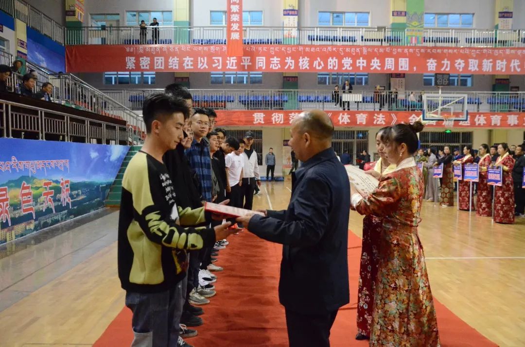 图|县政协副主席哈福德同志为获奖运动员颁奖