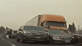 现场！美国惨烈事故：重型卡车连续撞烂9辆车