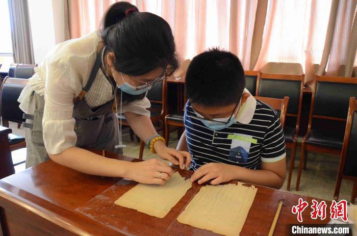 市民在练习古籍修复。 孙婷婷 摄