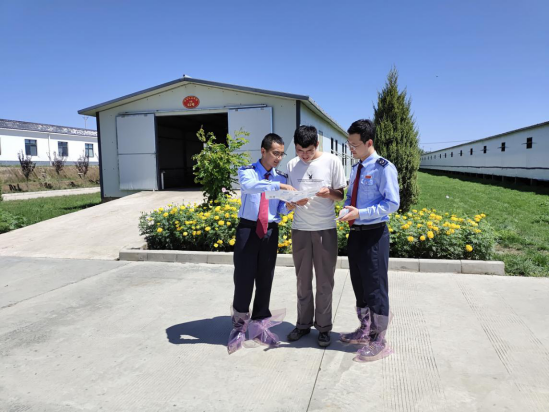 税务干部到中盛羊业辅导税收优惠政策