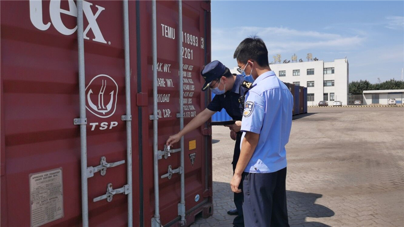 图为石家庄海关关警员查看集装箱封识。 赵丹摄