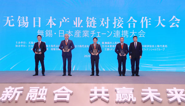（无锡市长杜小刚为无锡市国际经济科技顾问颁发聘书。钦嫣/摄）