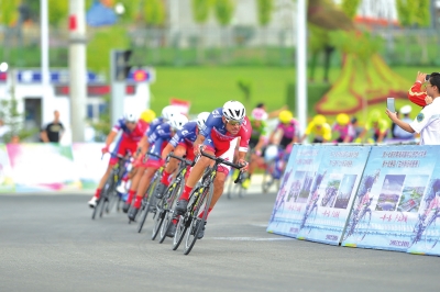 环青海湖国际公路自行车赛新区赛段比赛