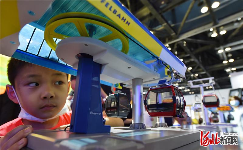 9月5日,三河多贝玛亚运送系统有限公司的雪场缆车模型吸引了小朋友的目光。 河北日报记者赵海江摄