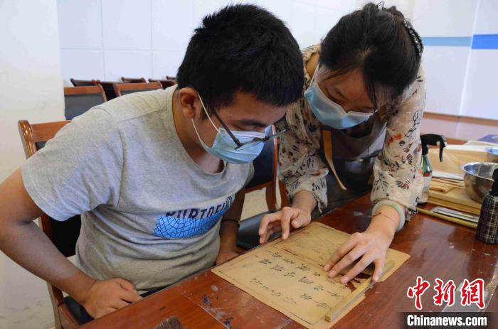 市民在练习古籍修复。 孙婷婷 摄