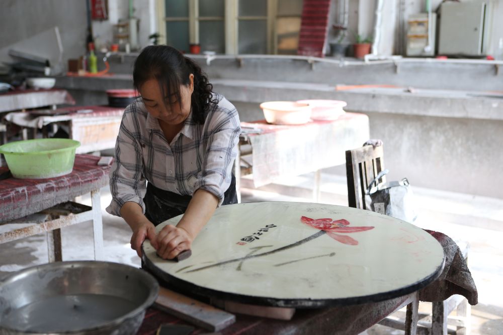 9月4日,甘肃省天水市一家雕漆工艺品生产企业的工人在打磨漆器.