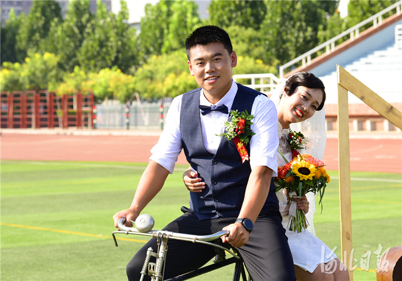 河北石家庄:校园里的集体婚礼