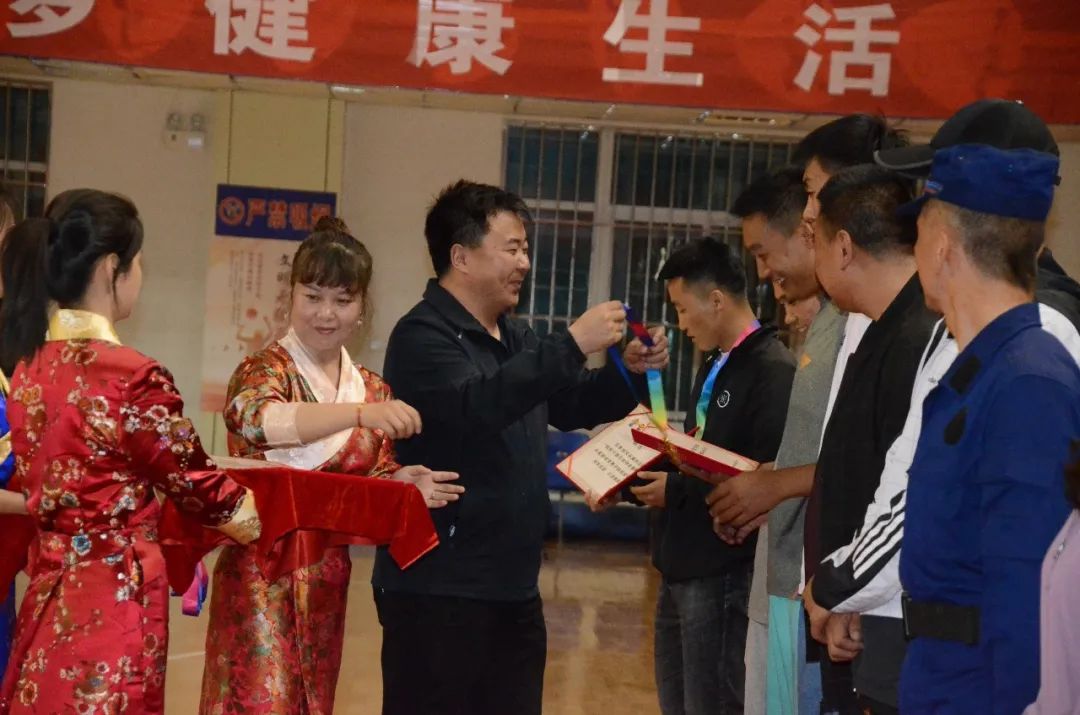 图|县文旅局副局长吕索南同志为获奖运动员颁奖
