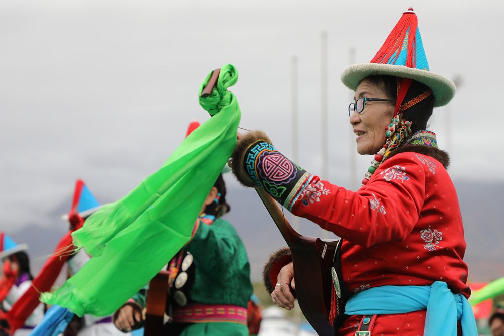 8月29日，演员在肃北蒙古族自治县成立70周年庆祝大会上弹奏蒙古族传统乐器托布秀尔。新华社记者 张睿 摄（资料图片）