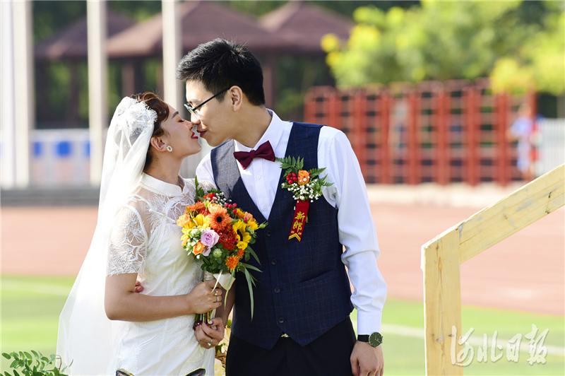 一对对幸福的新婚夫妇在校园里合影。