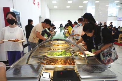 兰州晚报讯 “一粥一饭，当思来处不易”。在当前全社会倡导“光盘行动”背景下，甘肃政法大学积极行动起来，主动作为，形成了一整套制止餐饮浪费行为的好举措、好方法，得到了越来越多学生及家长的欢迎和点赞。