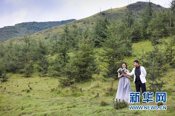 来自兰州的王辉和妻子在元古堆村生态旅游区拍摄婚纱照(8月22日摄)新华社记者 马希平 摄