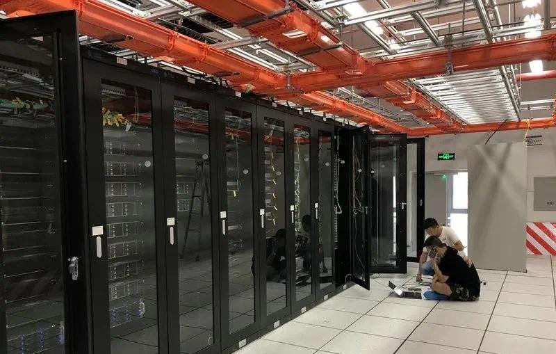 此前的人社(医保)数据中心机房建成于2011年,已运行近10年,设备严重