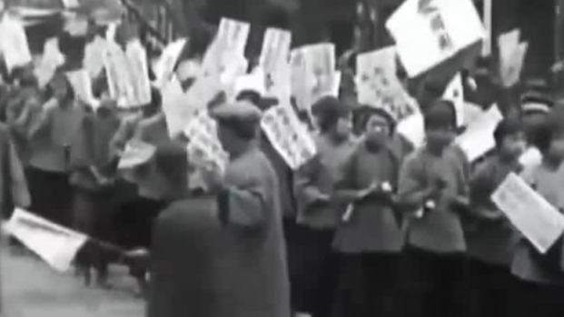 1919年“五四运动”爆发，它似一道火光照亮青年毛泽东的生活