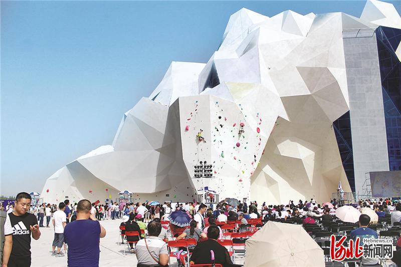 京南体育小镇游客云集。(资料片)