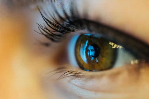 眼睛“长斑”，很多不用治