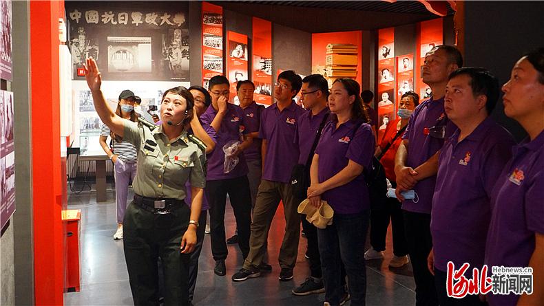 日前，众多游客来到位于邢台市前南峪村的中国人民抗日军政大学陈列馆参观，缅怀英烈，接受爱国主义教育。 通讯员张立超供图