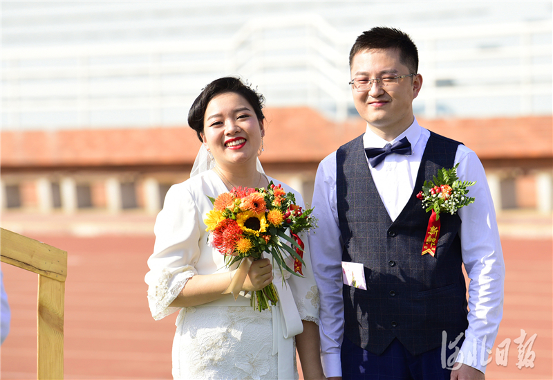 一对对幸福的新婚夫妇在校园里合影。