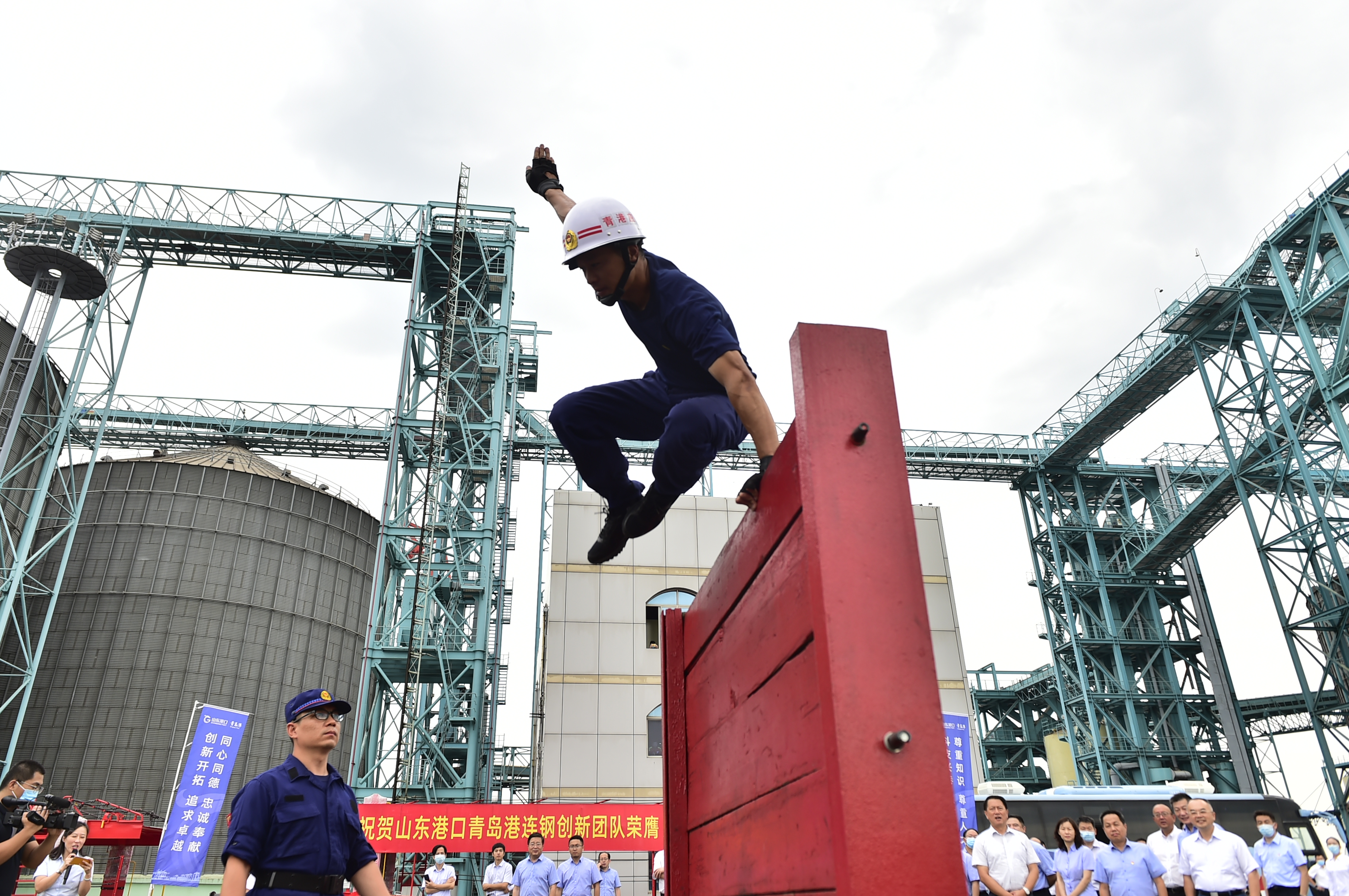  锻造新时代“海港工匠” 山东港口青岛港第三十二届技术安全大比武开赛