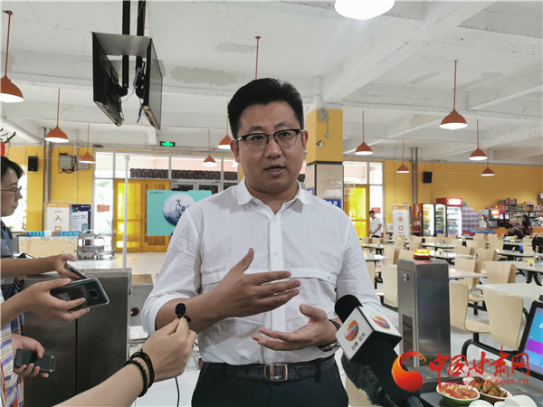 学校西苑餐厅的负责人慕小军向记者介绍了具体的情况