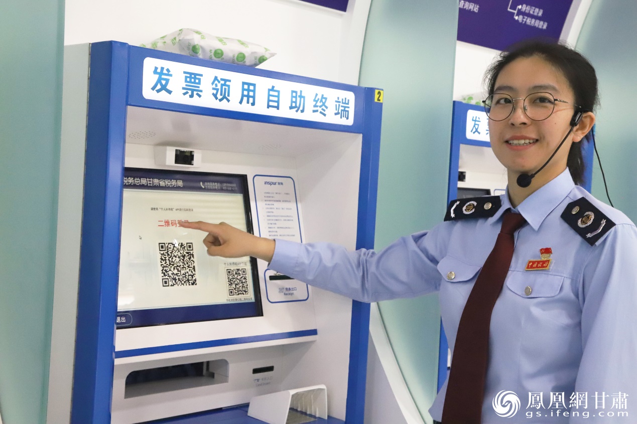 兰州经济技术开发区税务局第一税务所科员王玄子演示5G智能服务终端操作 南永涛 摄