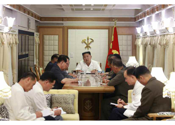 金正恩视察台风灾区：惩抗灾不力官员，召万余名党员奔赴灾区