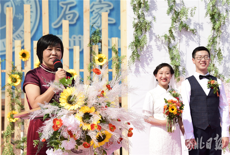 张爱英老师代表全校教师为新婚夫妇送祝福。