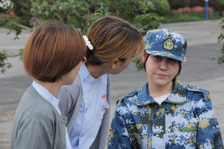 早衰女孩小凤重返校园励志成为白衣天使回报社会