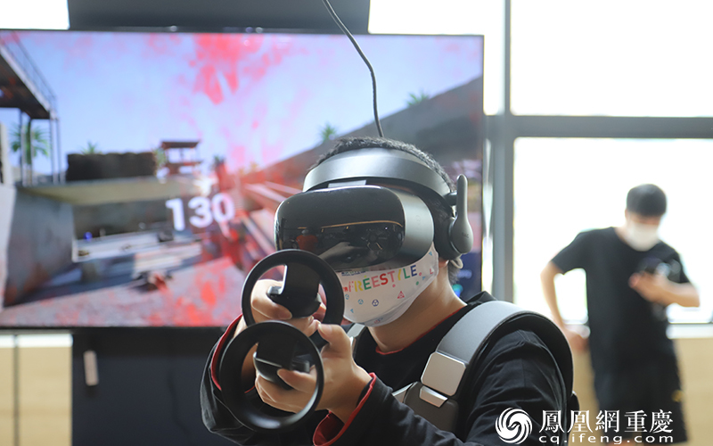 用户体验VR游戏。
