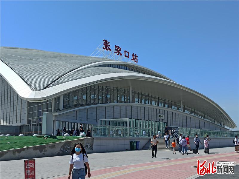 8月26日，在张家口站，从北京等地前来的旅客陆陆续续走出车站。 河北日报记者 曹 智摄
