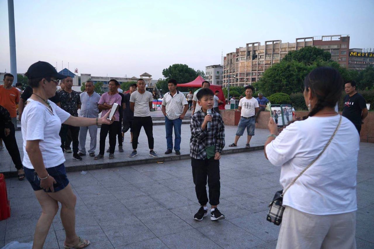 奥华妈妈杨晓兰正在为奥华拍摄段子，围观的群众发一个奥华的视频可以增粉上千。新京报记者解蕾 摄