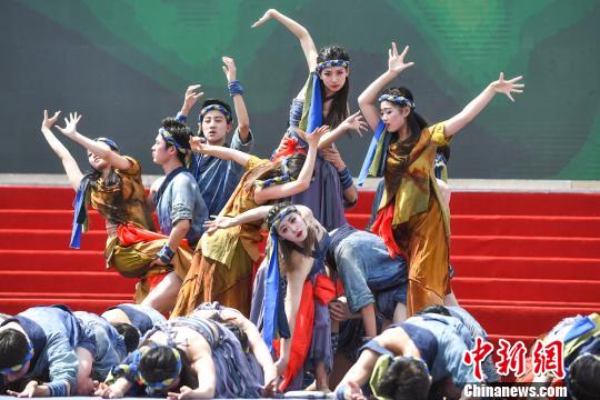 开幕式的文艺表演节目穿越五千年悠悠华夏，全景展现“中国根·黄河魂”精神风貌，把现场嘉宾带进帝尧生活的时代。　武俊杰 摄