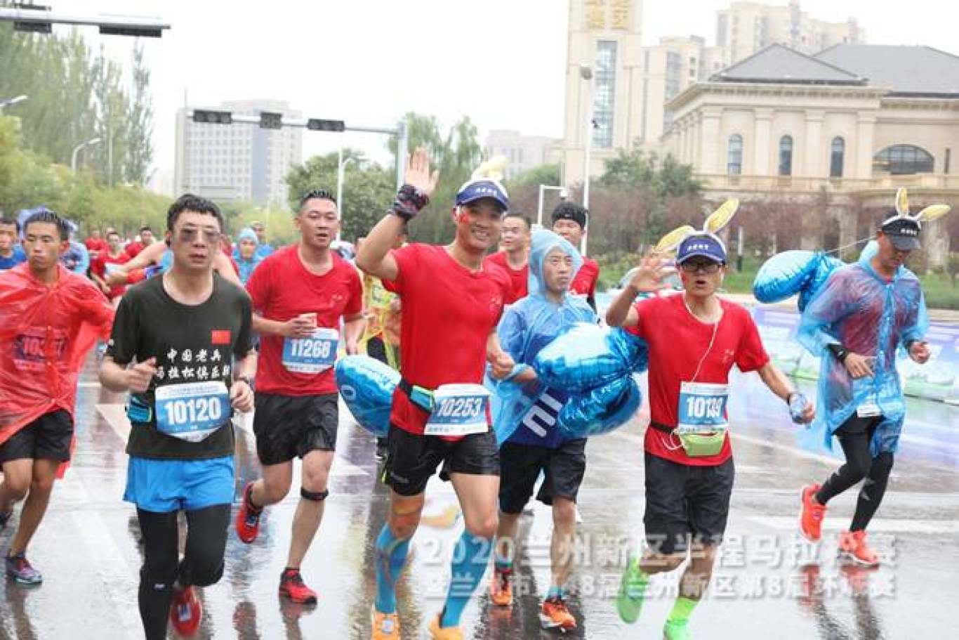 兰州新区半马鸣枪 8500余跑者上演速度与激情