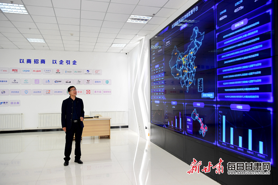 陈建忠通过大数据平台了解全国各地成千上万辆货运车辆的信息
