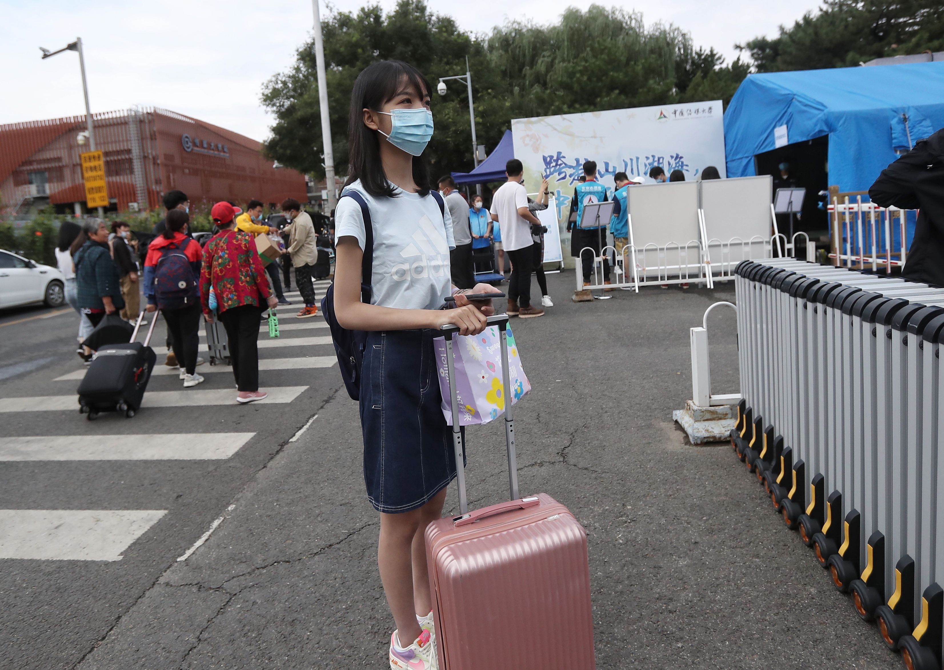 来自云南玉溪的女孩柴漪锦在学校门前准备报到。新京报记者 王贵彬 摄