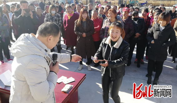 图为员工领取工资