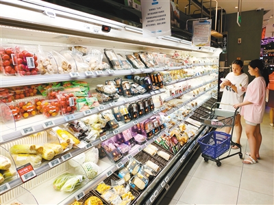 顾客在超市挑选菜品（资料图片） 记者 窦翊明摄