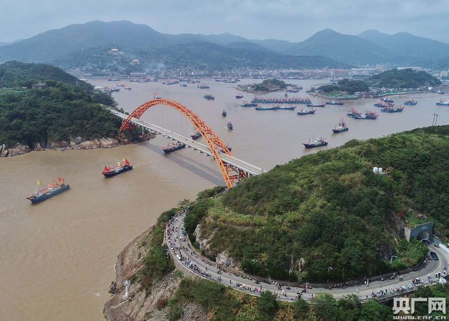 渔船驶过铜瓦门大桥(央广网发 丁继敏摄)