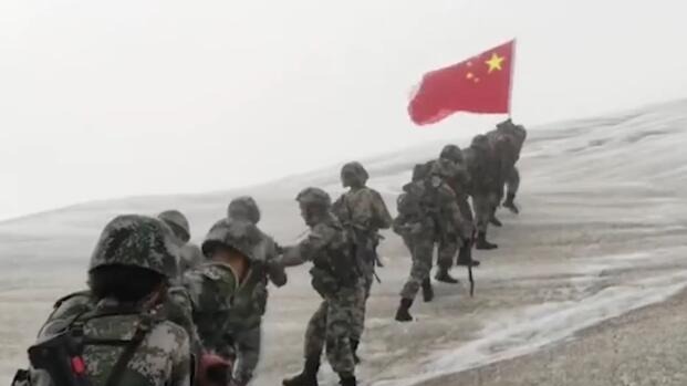 西藏女兵退伍前登顶冰川 这个画面让人钦佩感动！