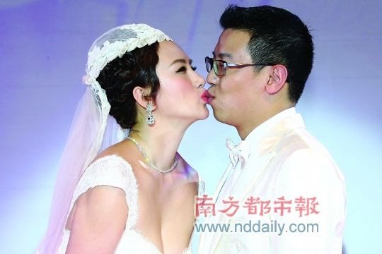 孟瑶与周磊在婚礼上亲吻。