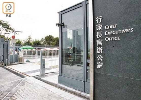 被告李仲贤承认曾向行政长官办公室外墙泼墨（图源：香港“东网”）